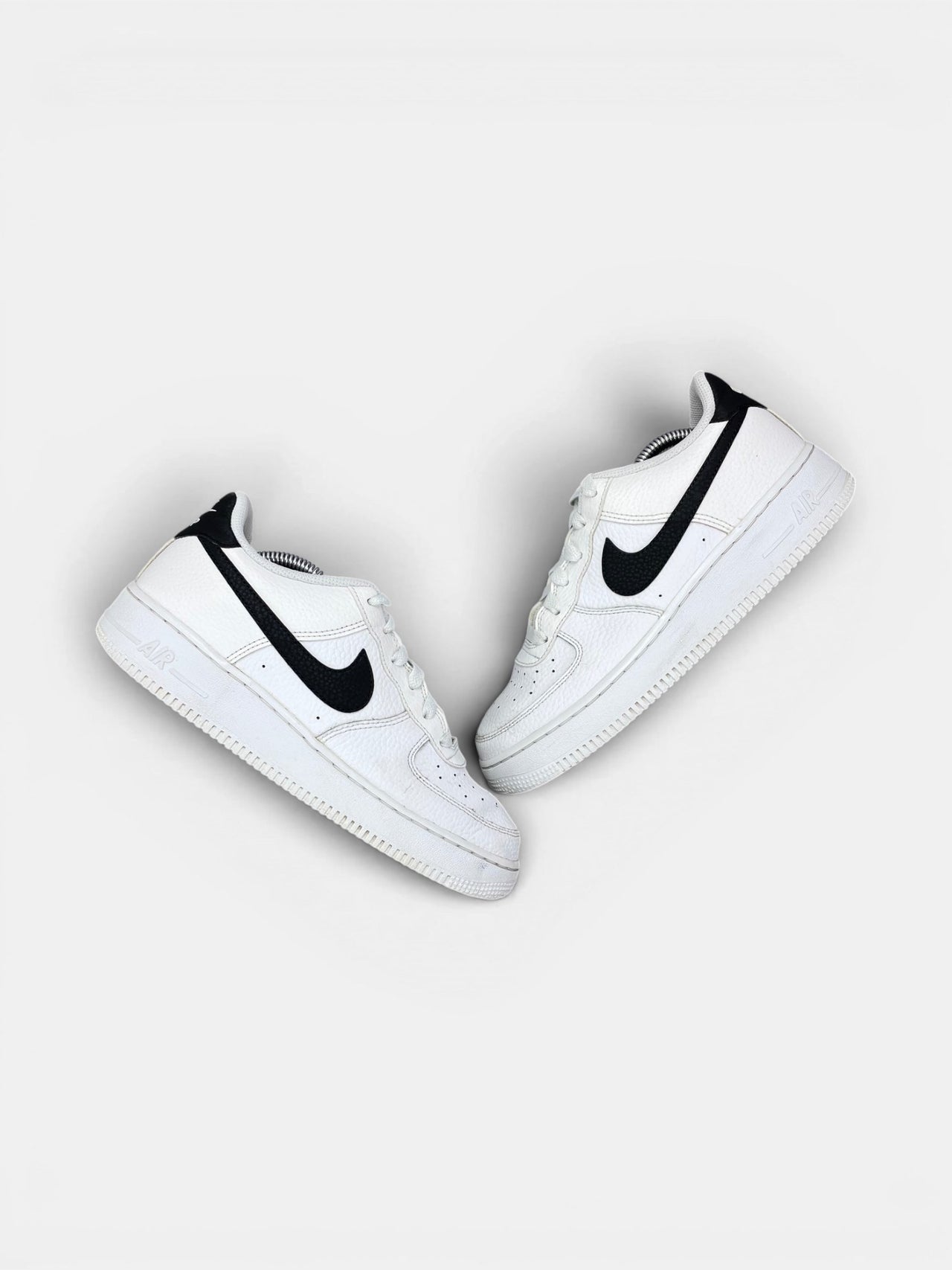 Nike Air Force 1 Low '07 White Black — buty sportowe damskie w bardzo dobrym stanie rozmiar 39, widok z góry na zewnętrzną stronę butów