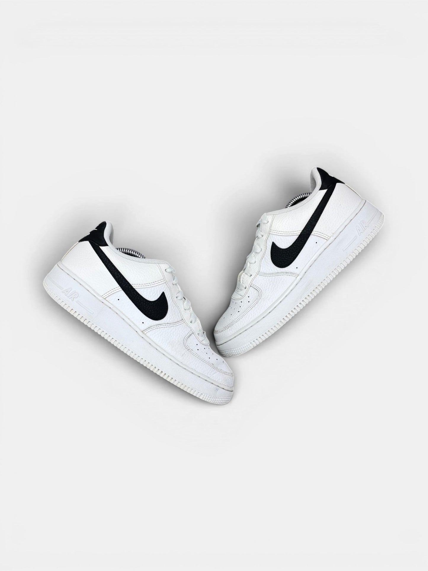 Nike Air Force 1 Low '07 White Black — buty sportowe damskie w bardzo dobrym stanie rozmiar 39, widok z góry na zewnętrzną stronę butów