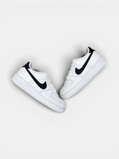 Nike Air Force 1 Low '07 White Black — buty sportowe damskie w bardzo dobrym stanie rozmiar 39, widok z góry na zewnętrzną stronę butów