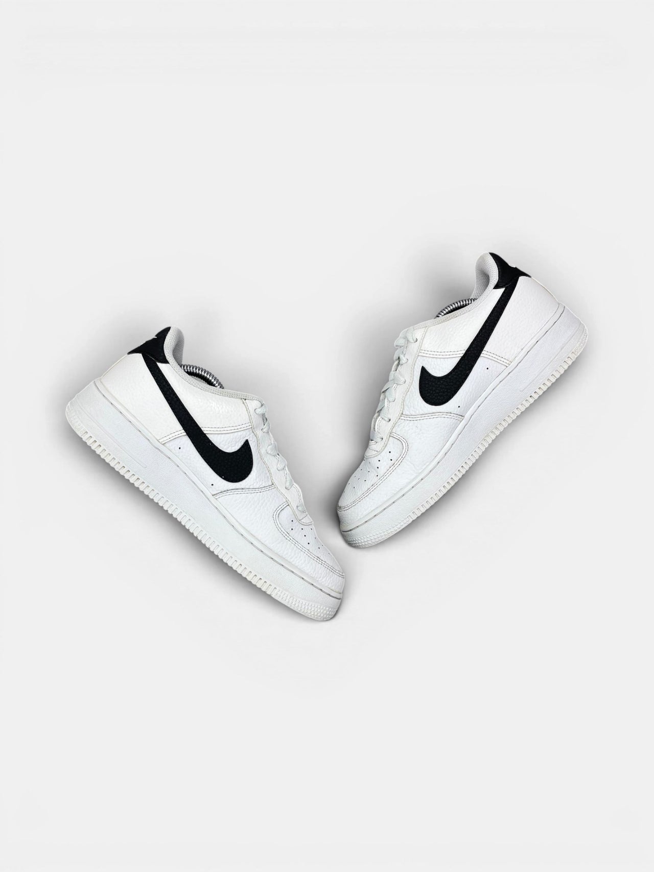 Nike Air Force 1 Low '07 White Black — buty sportowe damskie w bardzo dobrym stanie rozmiar 39, widok z góry na wewnętrzną stronę butów