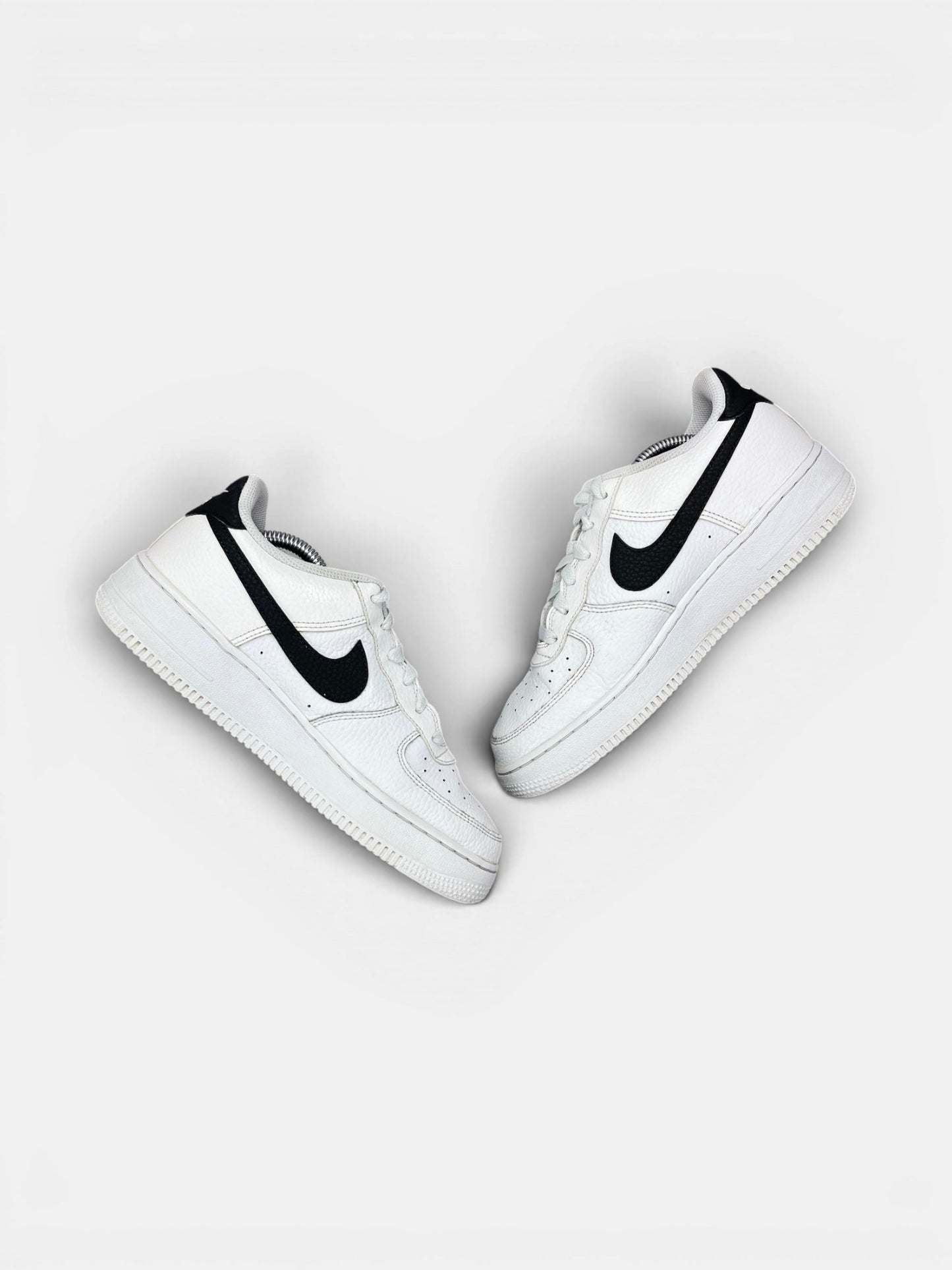 Nike Air Force 1 Low '07 White Black — buty sportowe damskie w bardzo dobrym stanie rozmiar 39, widok z góry na wewnętrzną stronę butów