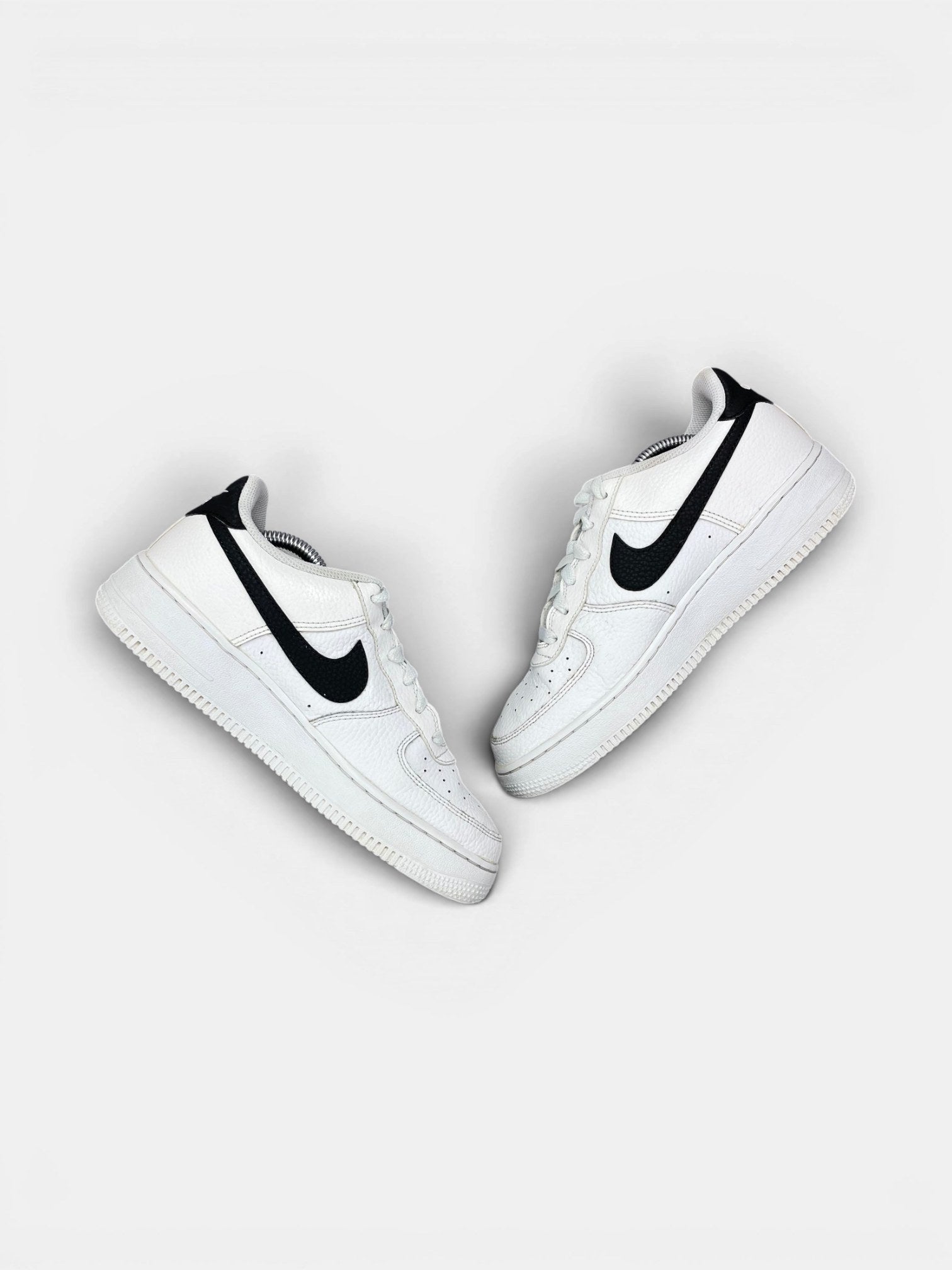 Nike Air Force 1 Low '07 White Black — buty sportowe damskie w bardzo dobrym stanie rozmiar 39, widok z góry na wewnętrzną stronę butów