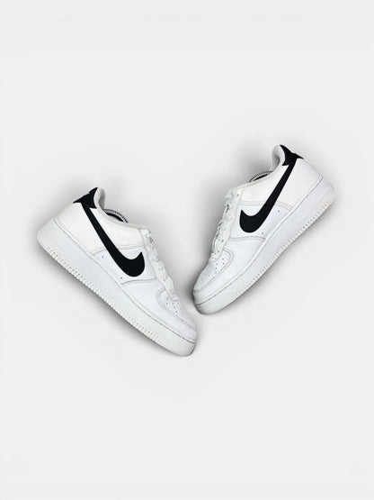 Nike Air Force 1 Low '07 White Black — buty sportowe damskie w bardzo dobrym stanie rozmiar 39, widok z góry na wewnętrzną stronę butów