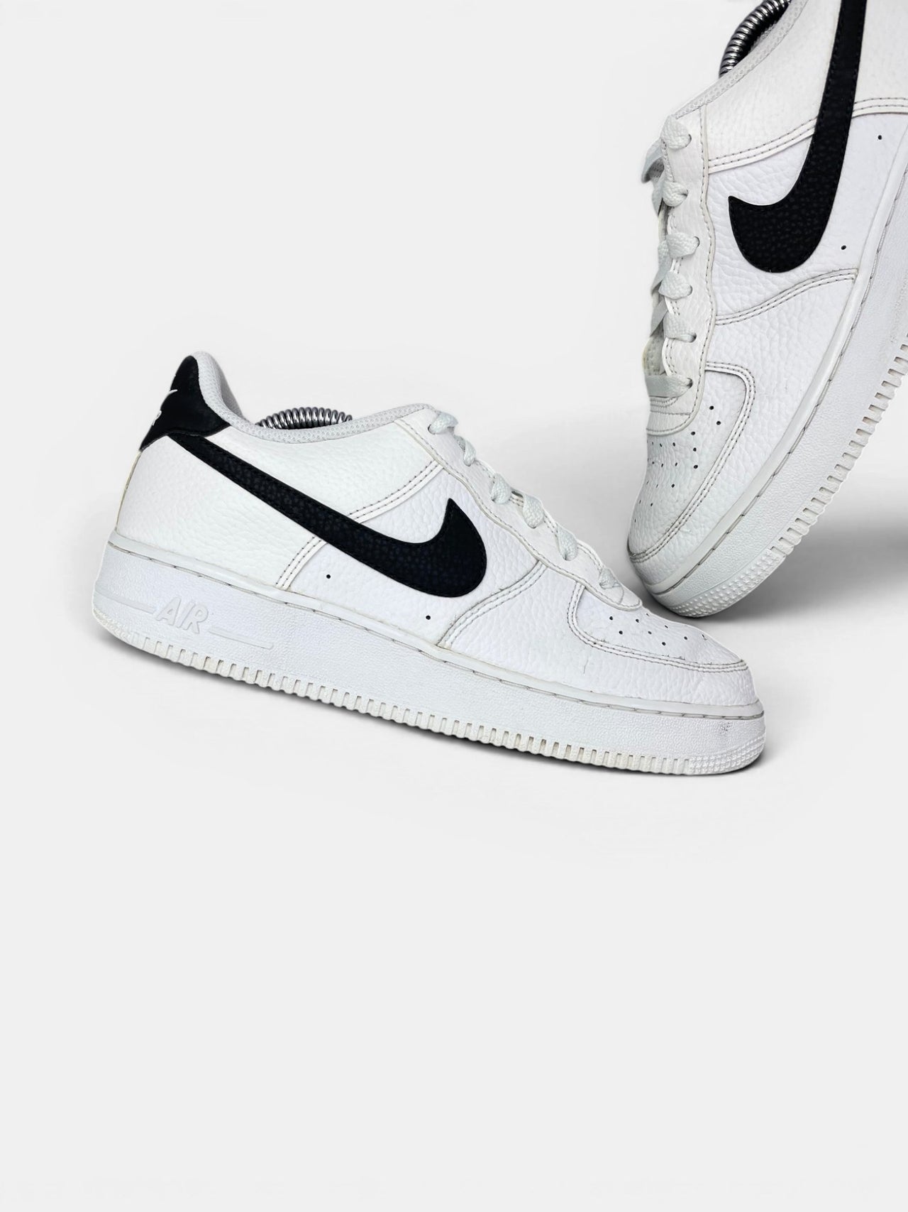 Nike Air Force 1 Low '07 White Black — buty sportowe damskie w bardzo dobrym stanie rozmiar 39, zewnętrzny panel prawego buta