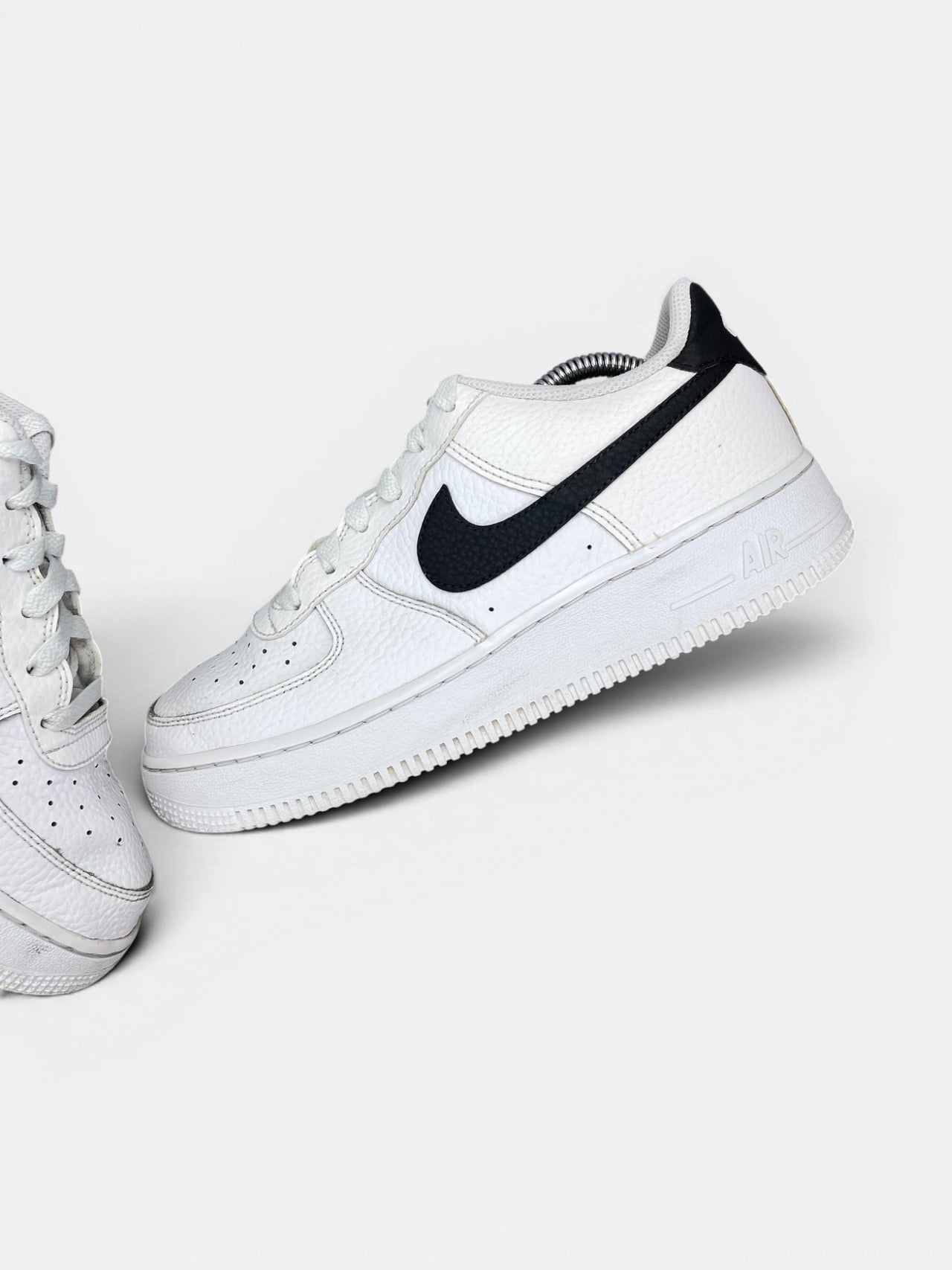 Nike Air Force 1 Low '07 White Black — buty sportowe damskie w bardzo dobrym stanie rozmiar 39, zewnętrzny panel lewego buta