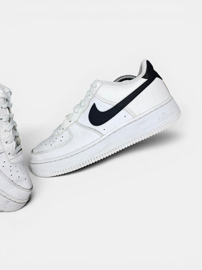Nike Air Force 1 Low '07 White Black — buty sportowe damskie w bardzo dobrym stanie rozmiar 39, zewnętrzny panel lewego buta