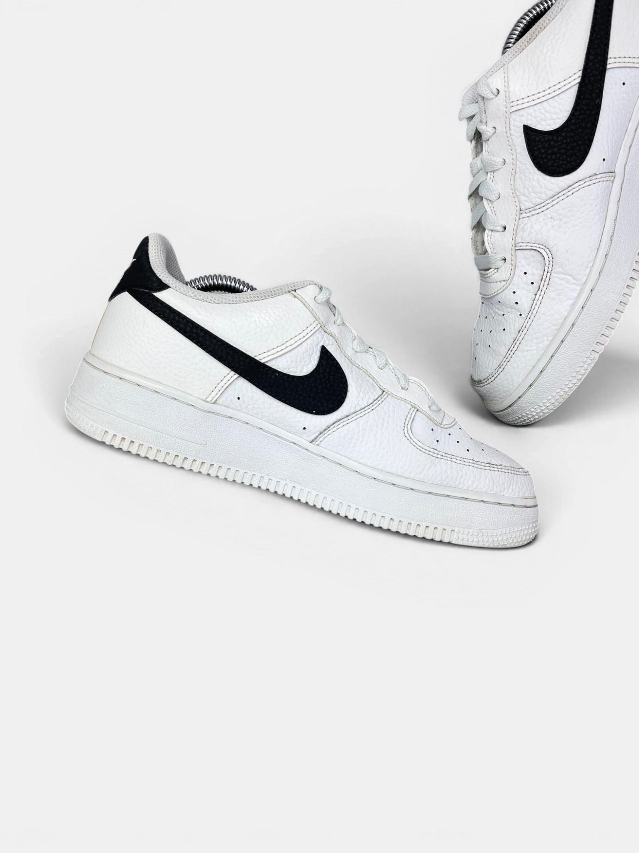 Nike Air Force 1 Low '07 White Black — buty sportowe damskie w bardzo dobrym stanie rozmiar 39, wewnętrzny panel lewego buta