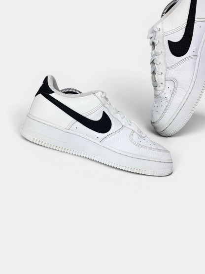 Nike Air Force 1 Low '07 White Black — buty sportowe damskie w bardzo dobrym stanie rozmiar 39, wewnętrzny panel lewego buta