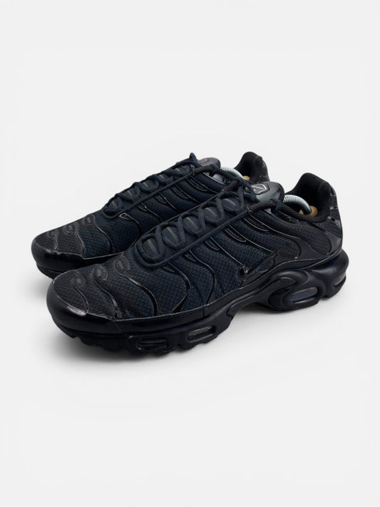 Nike Air Max Plus Triple Black - buty sportowe, widok z boku