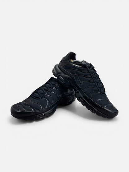 Nike Air Max Plus Triple Black - buty sportowe, boczny profil