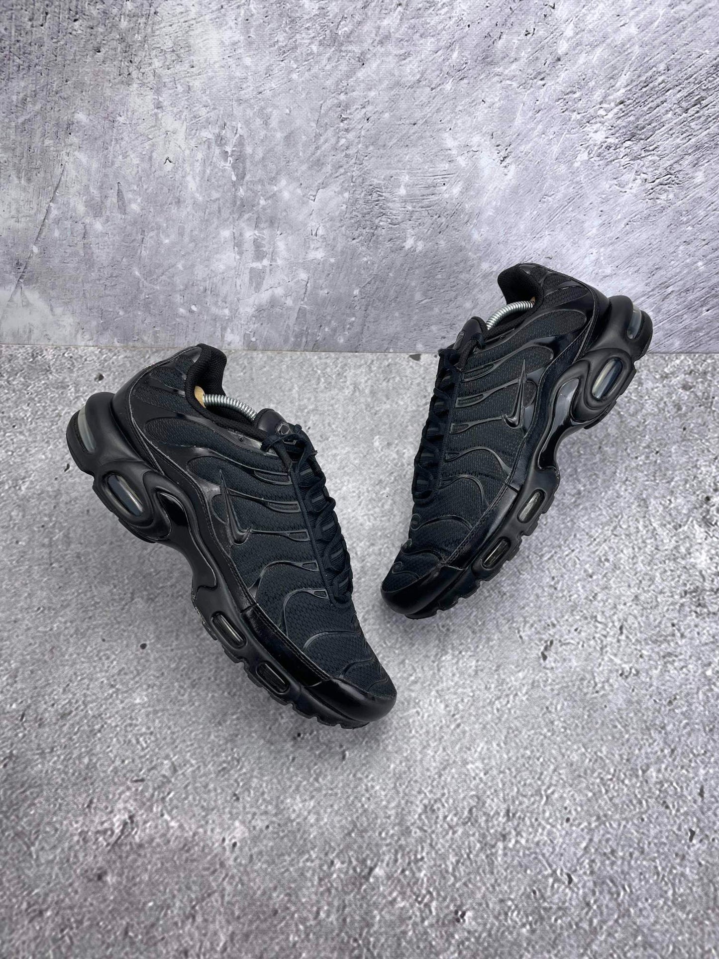 Nike Air Max Plus Triple Black - buty sportowe, widok z góry na zewnętrzną stronę butów