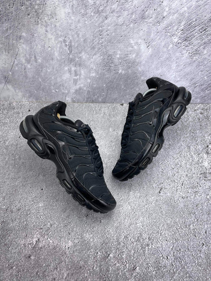 Nike Air Max Plus Triple Black - buty sportowe, widok z góry na zewnętrzną stronę butów