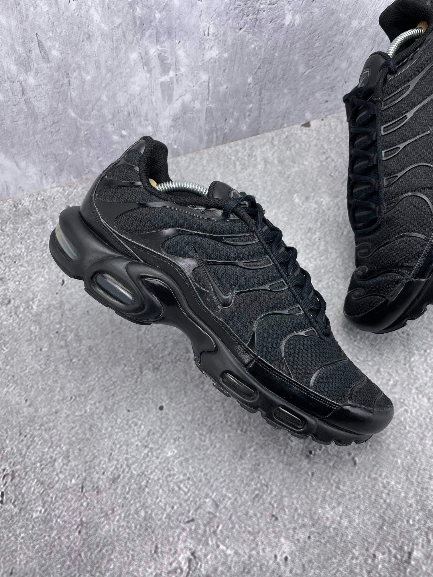 Nike Air Max Plus Triple Black - buty sportowe, zewnętrzny panel prawego buta