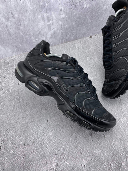 Nike Air Max Plus Triple Black - buty sportowe, zewnętrzny panel prawego buta