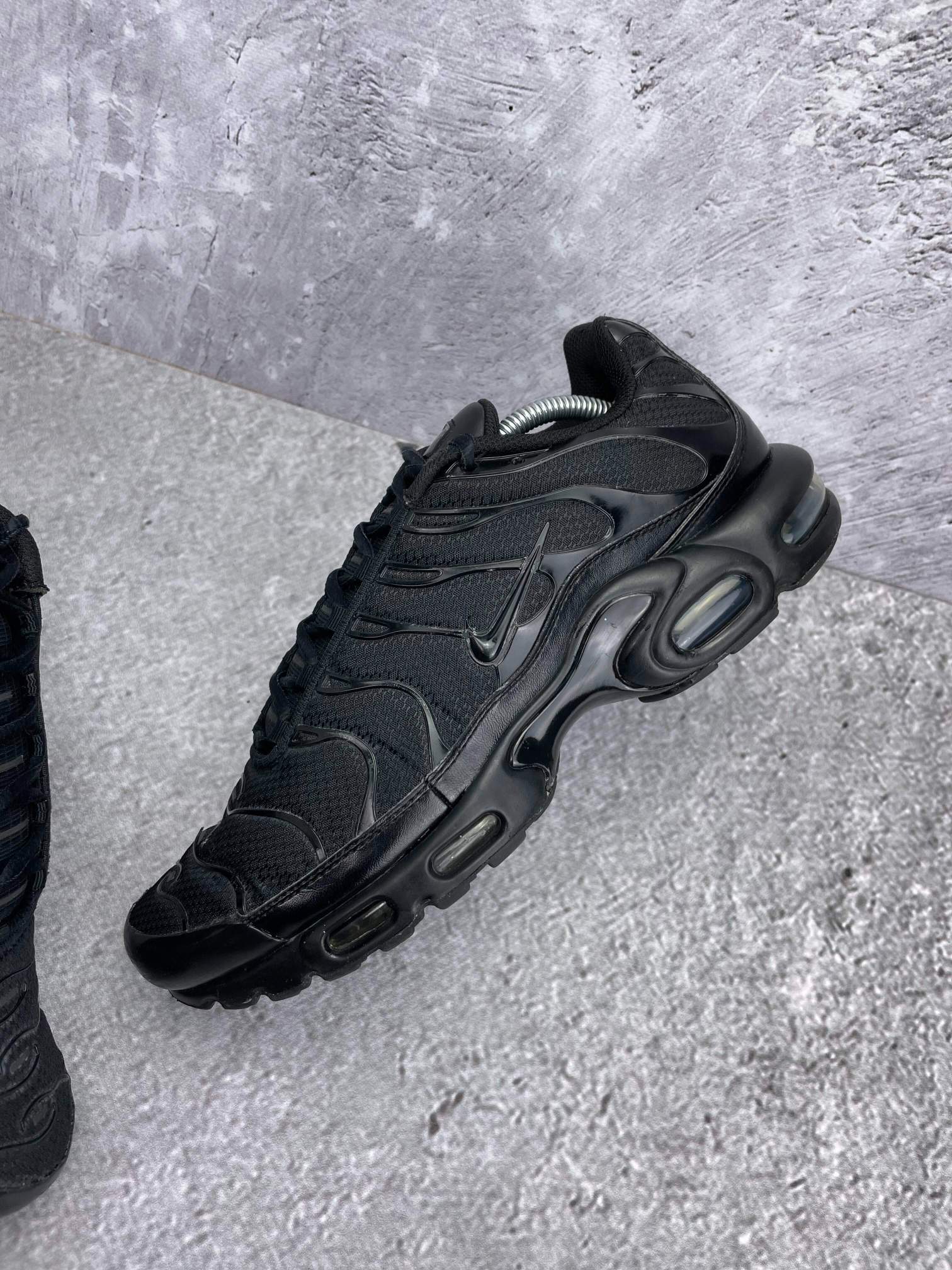 Nike Air Max Plus Triple Black - buty sportowe, zewnętrzny panel lewego buta