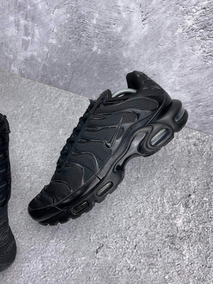 Nike Air Max Plus Triple Black - buty sportowe, zewnętrzny panel lewego buta