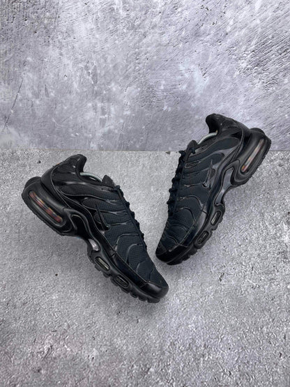 Nike Air Max Plus Triple Black - buty sportowe, widok z góry na wewnętrzną stronę butów