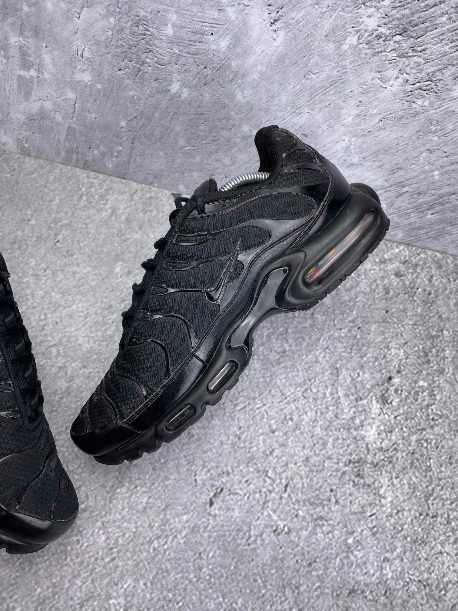 Nike Air Max Plus Triple Black - buty sportowe, wewnętrzny panel lewego buta