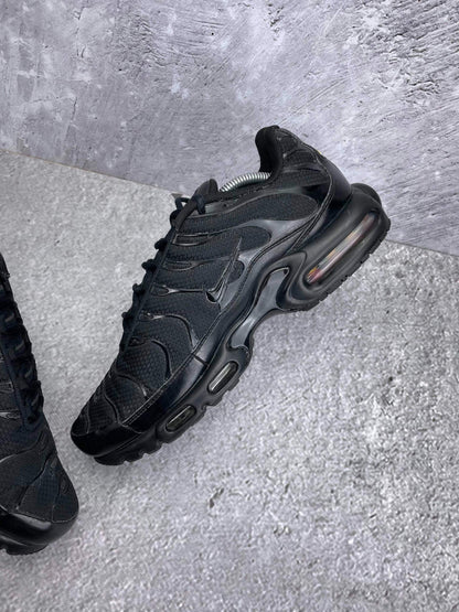 Nike Air Max Plus Triple Black - buty sportowe, wewnętrzny panel lewego buta