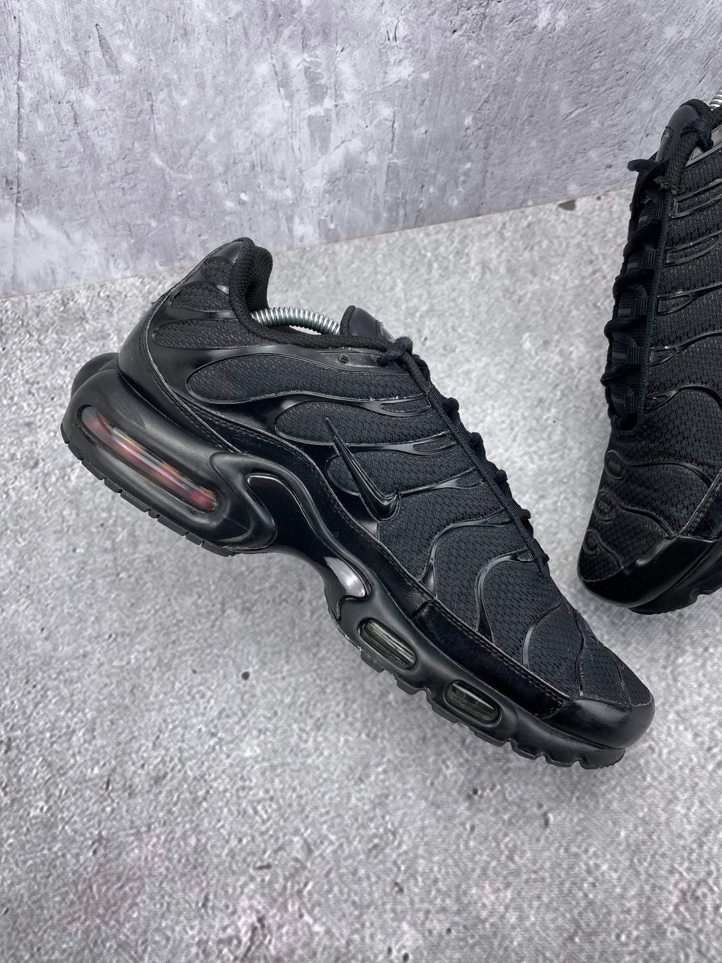 Nike Air Max Plus Triple Black - buty sportowe, wewnętrzny panel prawego buta