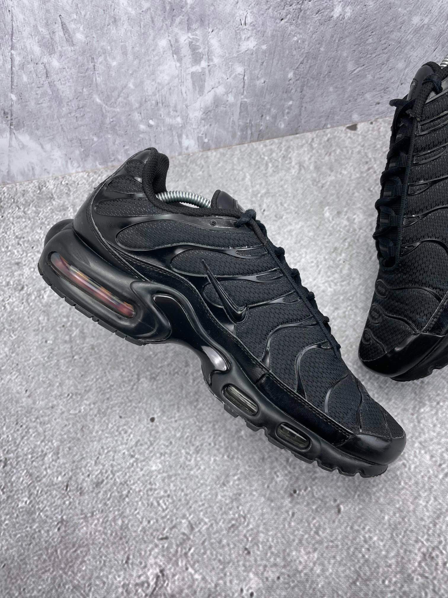 Nike Air Max Plus Triple Black - buty sportowe, wewnętrzny panel prawego buta