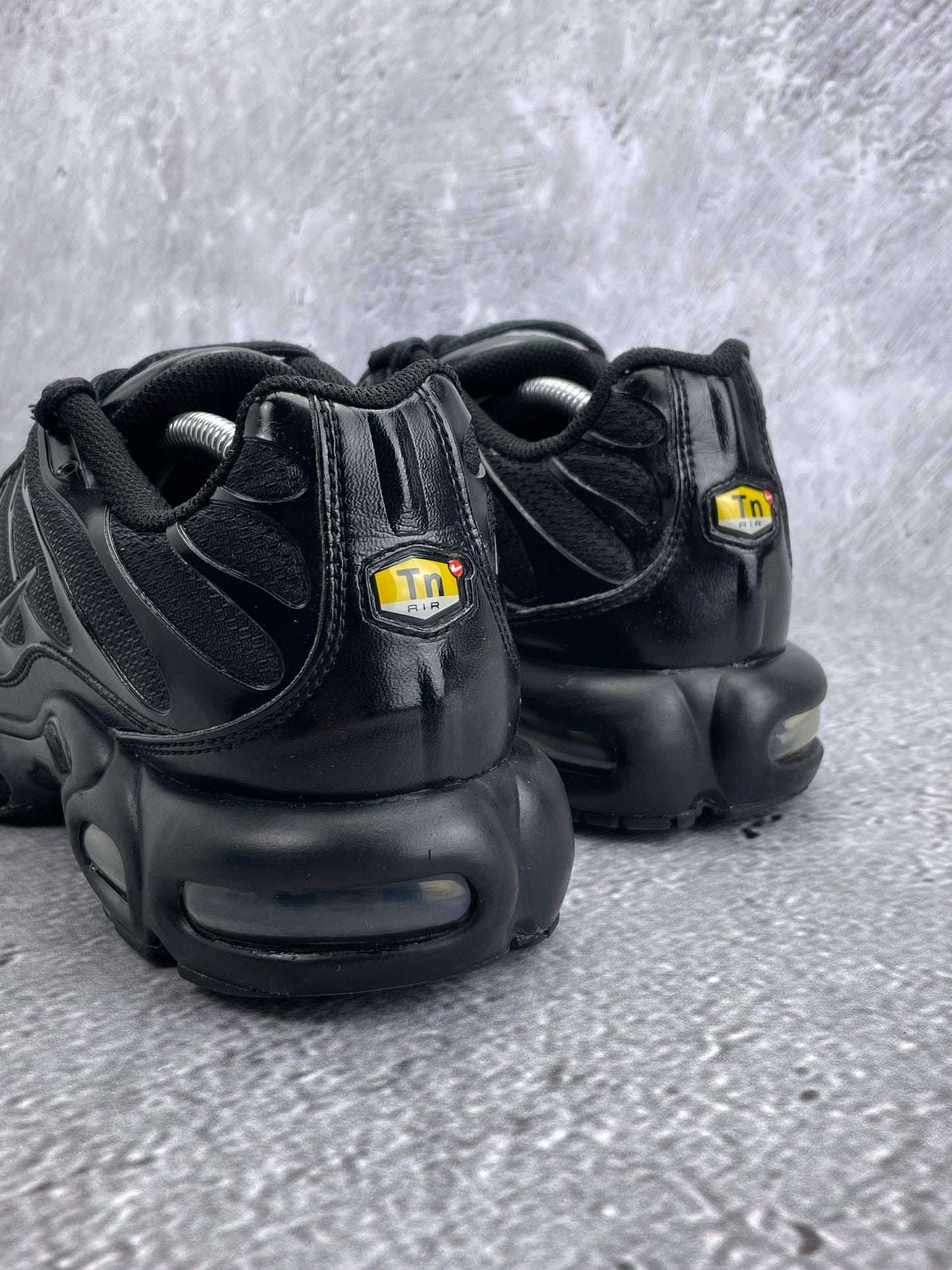Nike Air Max Plus Triple Black - buty sportowe, widok z tyłu