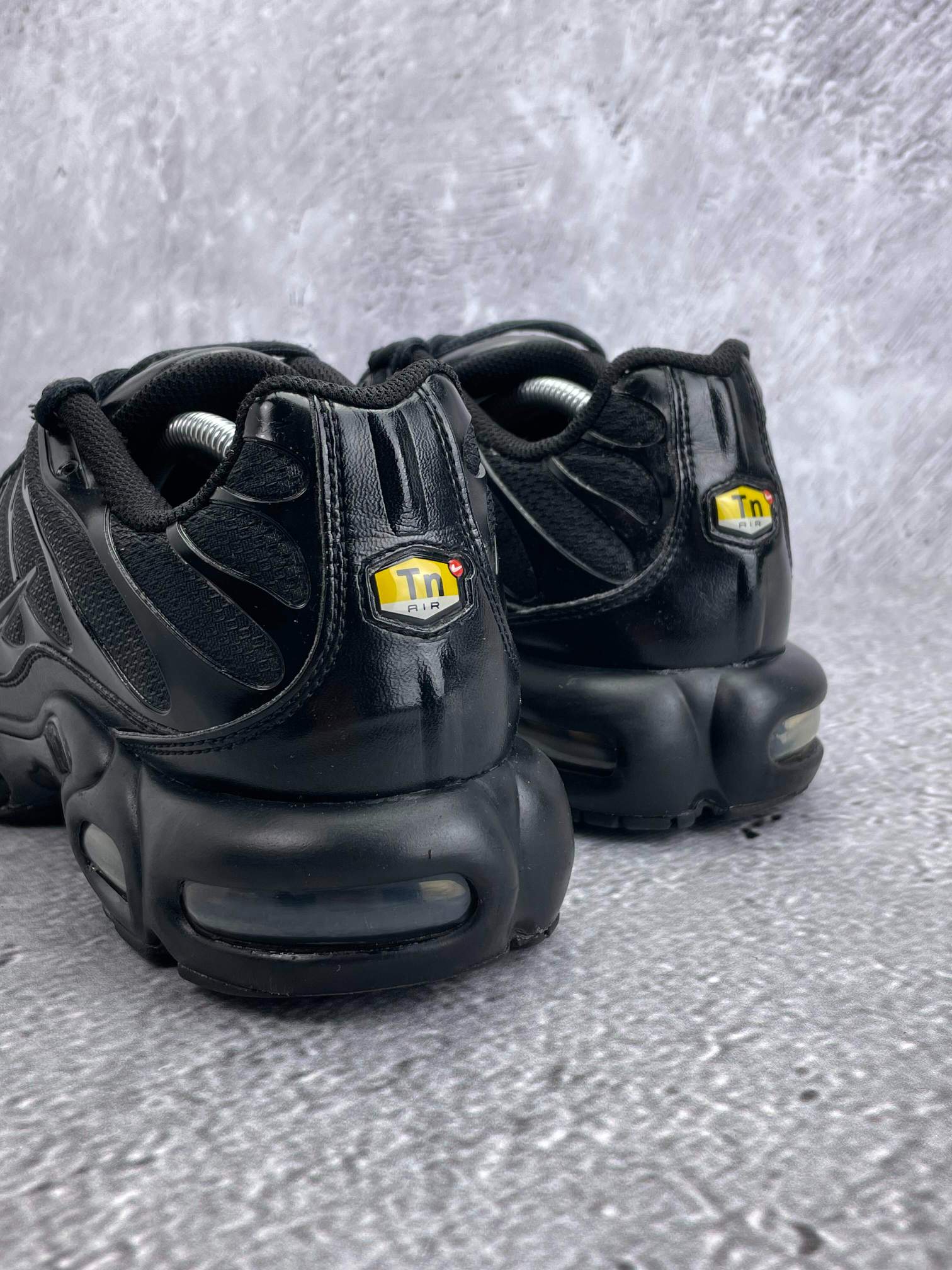 Nike Air Max Plus Triple Black - buty sportowe, widok z tyłu