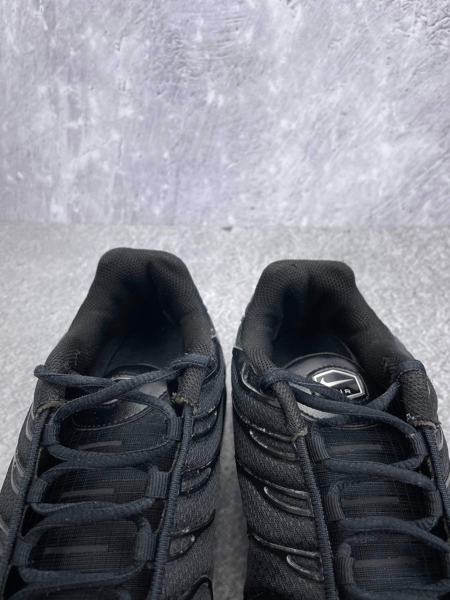 Nike Air Max Plus Triple Black - buty sportowe, zapiętki butów