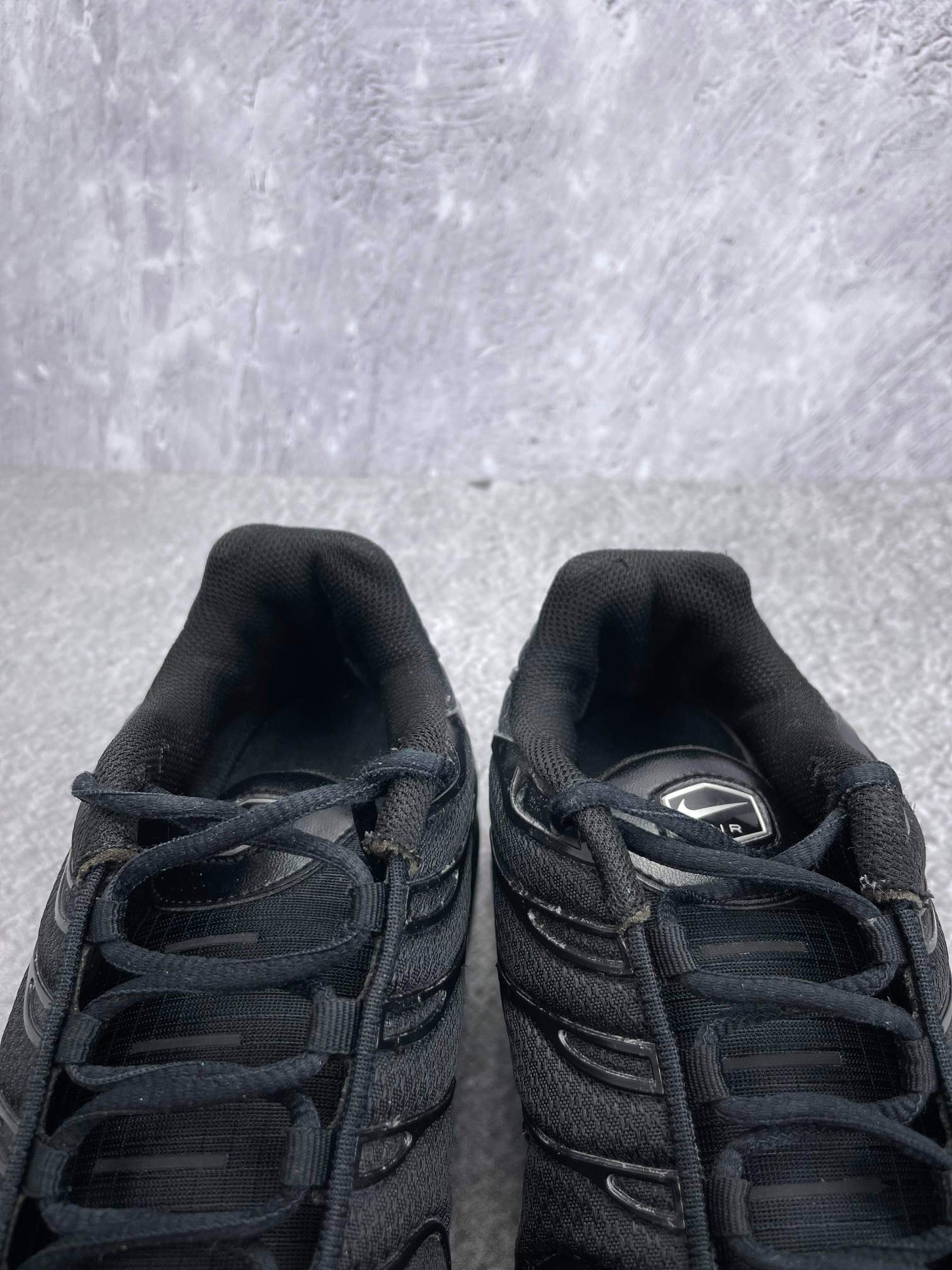 Nike Air Max Plus Triple Black - buty sportowe, zapiętki butów