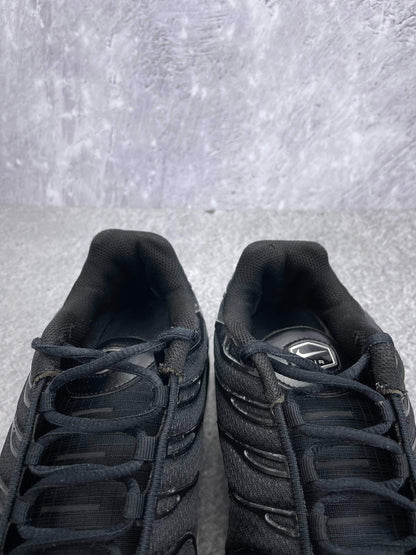 Nike Air Max Plus Triple Black - buty sportowe, zapiętki butów