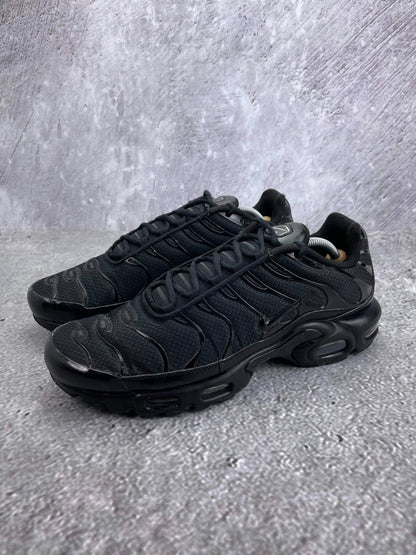 Nike Air Max Plus Triple Black - buty sportowe, widok z boku na tle studyjnym