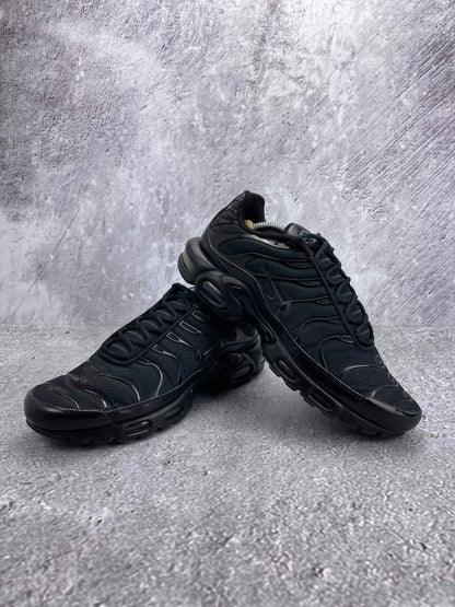 Nike Air Max Plus Triple Black - buty sportowe, para butów, widok z boku na tle studyjnym