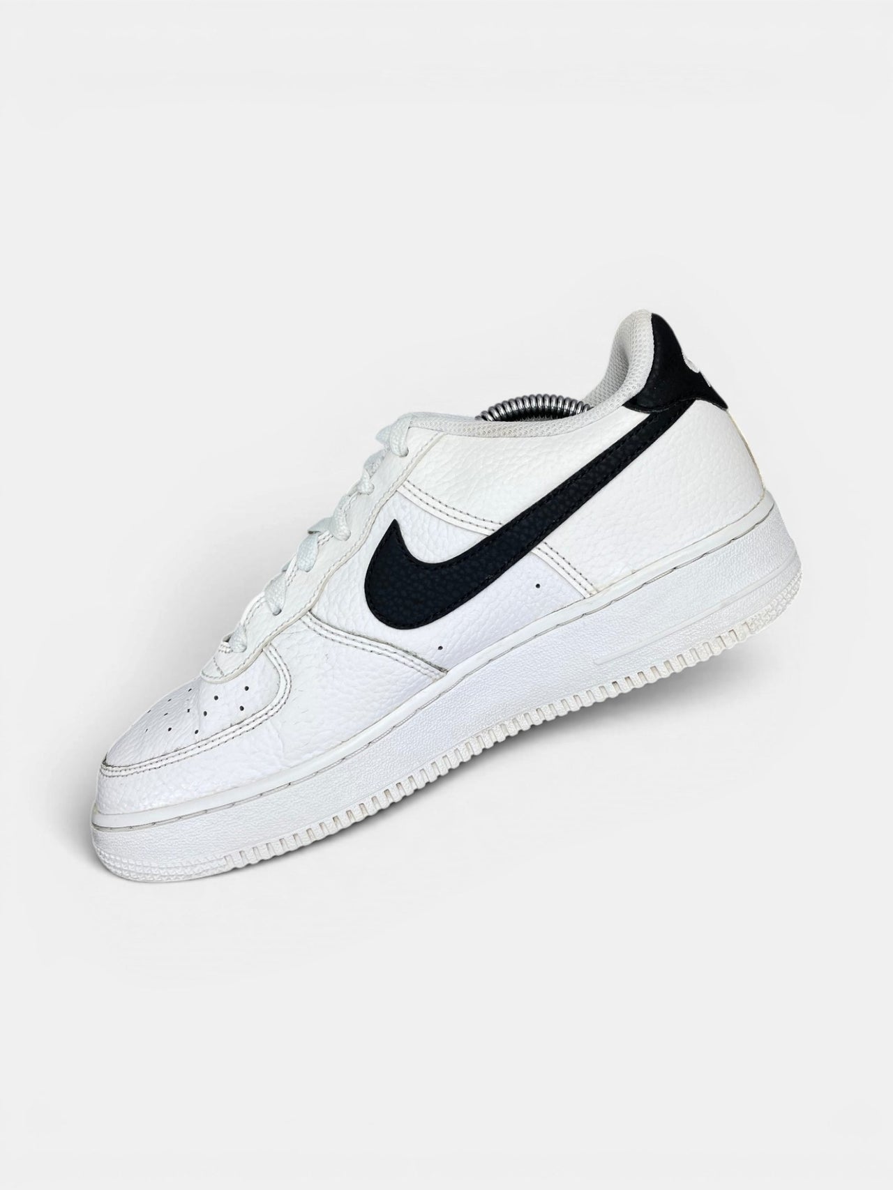 Nike Air Force 1 Low '07 White Black — buty sportowe damskie w bardzo dobrym stanie rozmiar 39, wewnętrzny panel prawego buta
