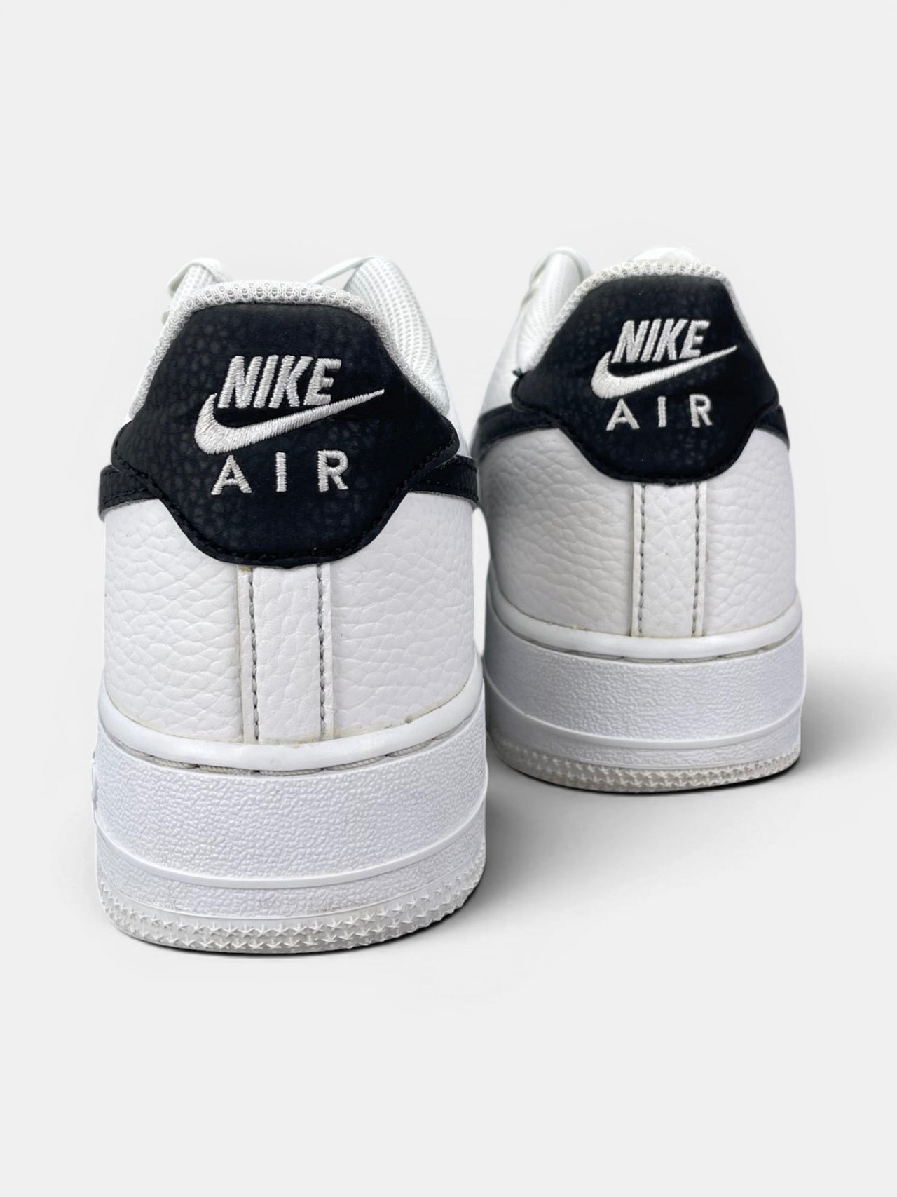 Nike Air Force 1 Low '07 White Black — buty sportowe damskie w bardzo dobrym stanie rozmiar 39, widok z tyłu