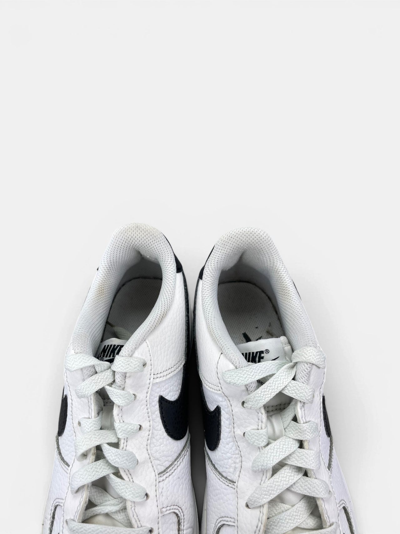 Nike Air Force 1 Low '07 White Black — buty sportowe damskie w bardzo dobrym stanie rozmiar 39, zapiętki butów