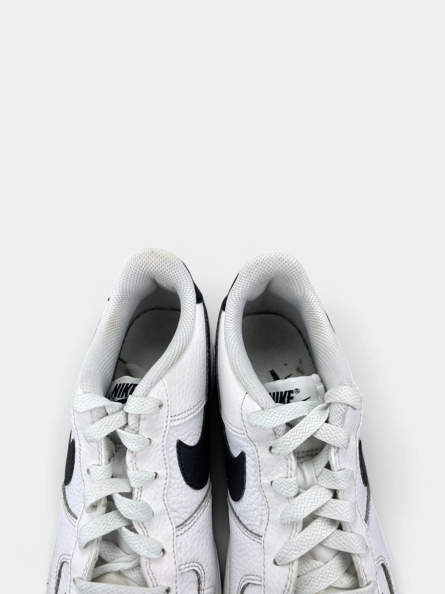 Nike Air Force 1 Low '07 White Black — buty sportowe damskie w bardzo dobrym stanie rozmiar 39, zapiętki butów