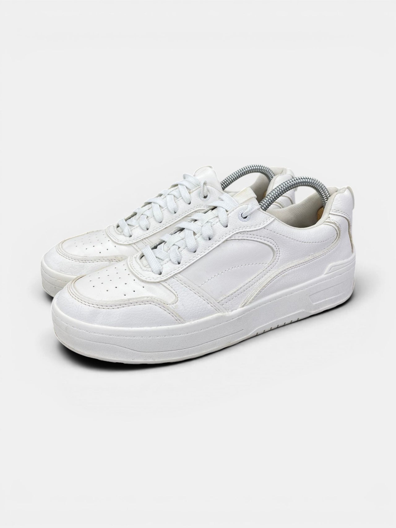 Stradivarius Sneakers — buty sportowe męskie w bardzo dobrym stanie rozmiar 40, widok z boku