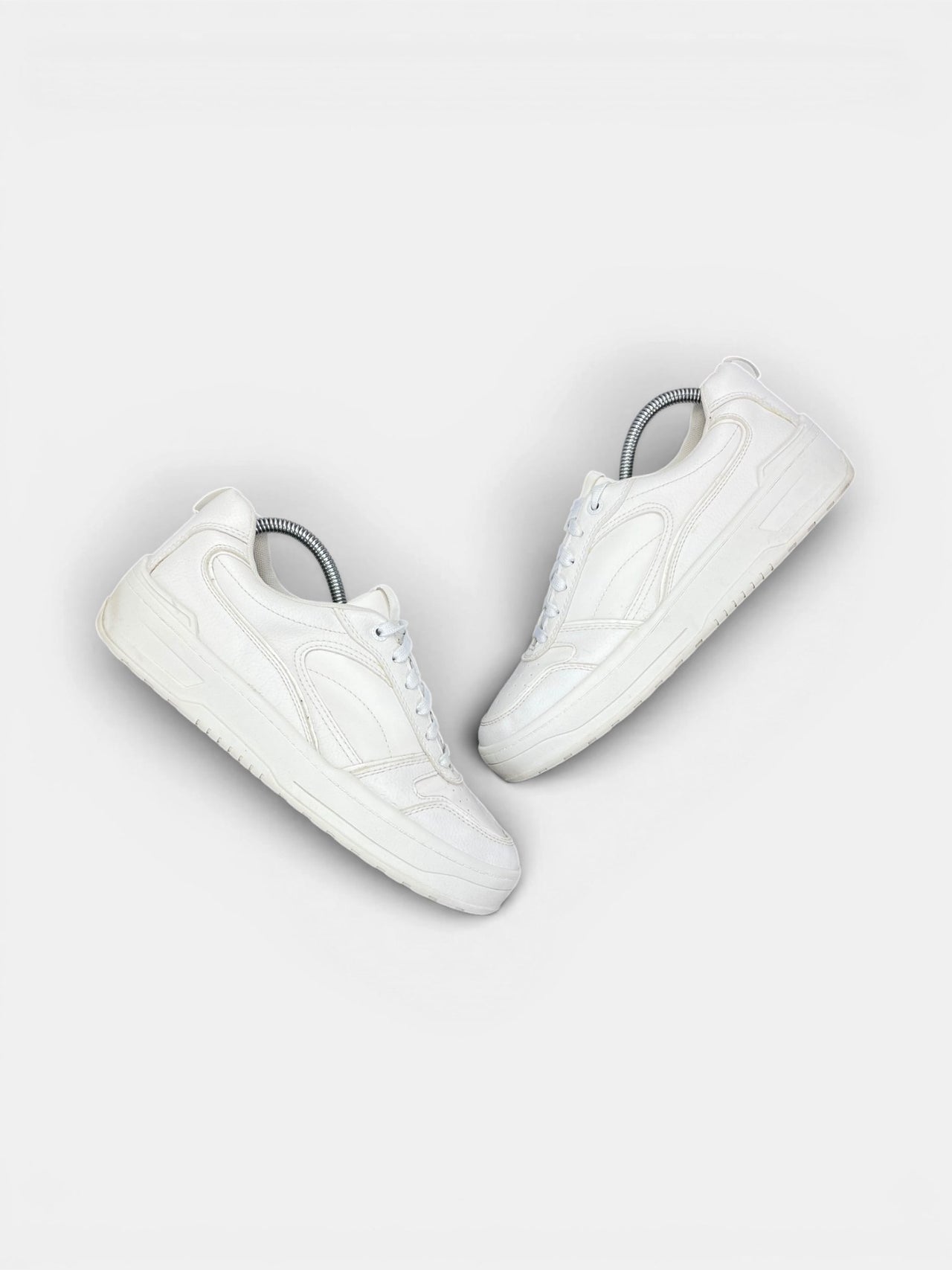 Stradivarius Sneakers — buty sportowe męskie w bardzo dobrym stanie rozmiar 40, widok z góry na zewnętrzną stronę butów
