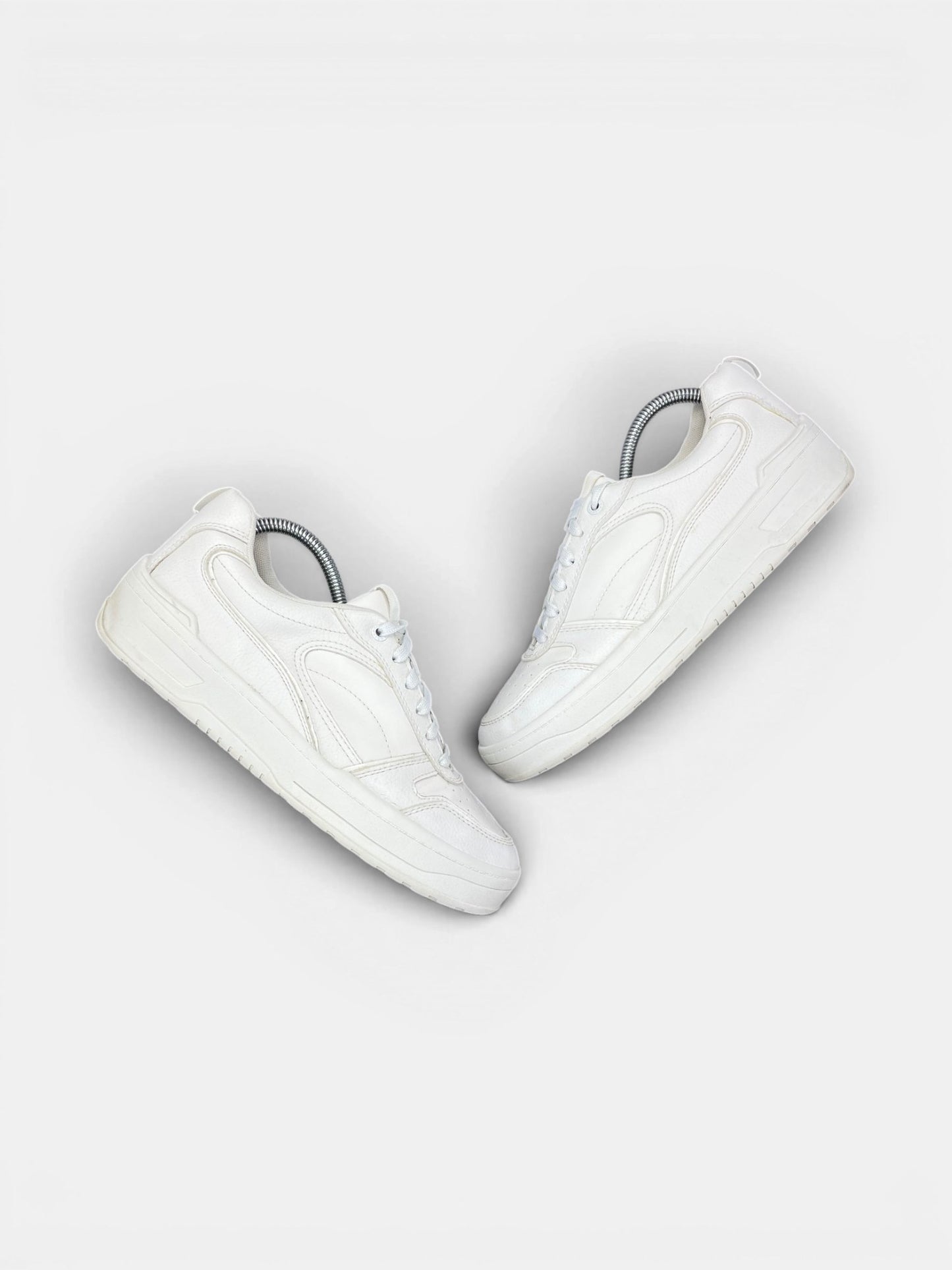 Stradivarius Sneakers — buty sportowe męskie w bardzo dobrym stanie rozmiar 40, widok z góry na zewnętrzną stronę butów