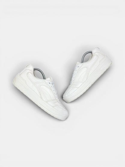 Stradivarius Sneakers — buty sportowe męskie w bardzo dobrym stanie rozmiar 40, widok z góry na zewnętrzną stronę butów