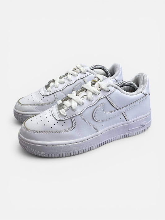 Nike Air Force 1 Low Triple White — buty sportowe damskie w bardzo dobrym stanie rozmiar 37.5, widok z boku