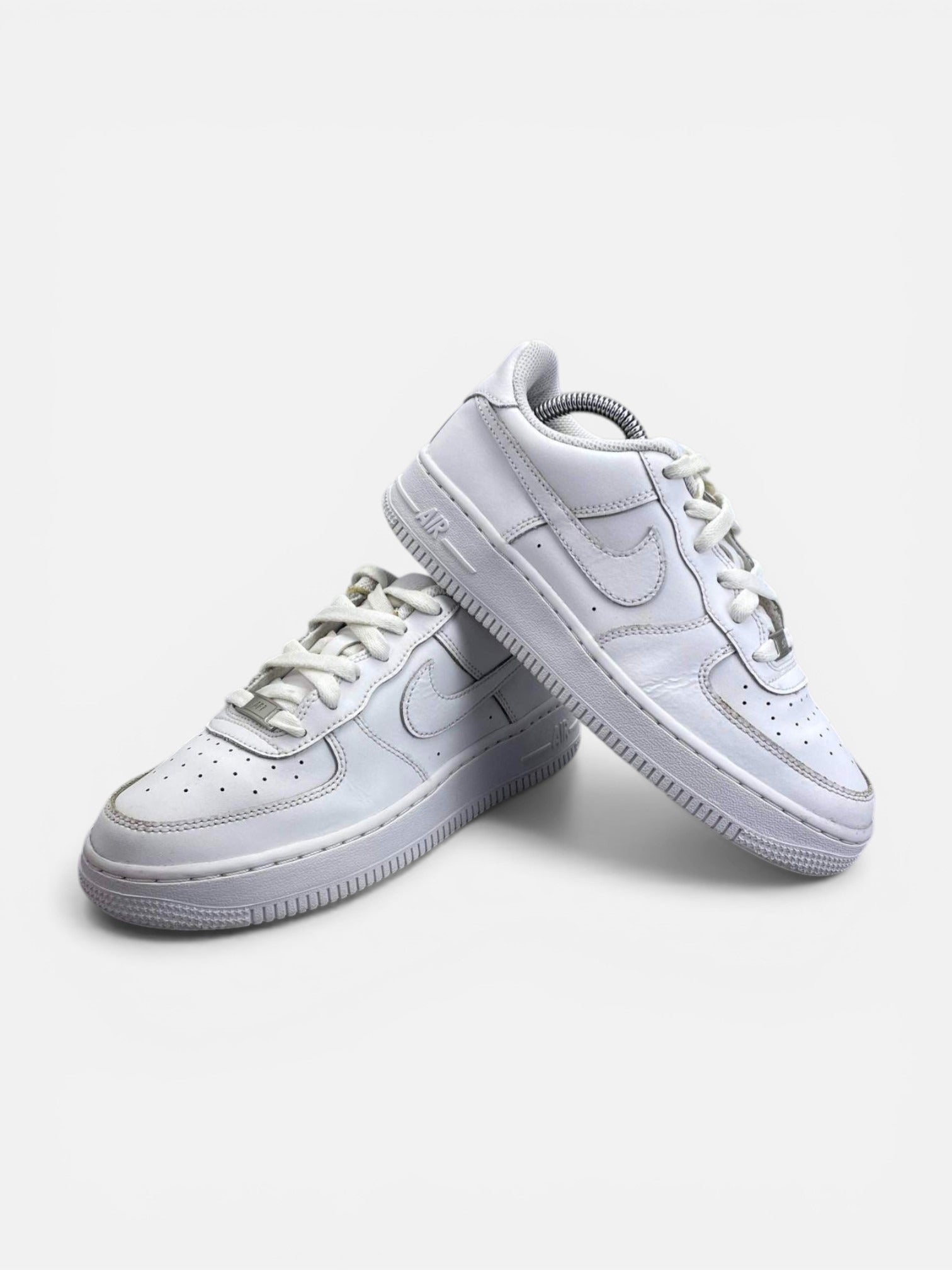Nike Air Force 1 Low Triple White — buty sportowe damskie w bardzo dobrym stanie rozmiar 37.5, boczny profil