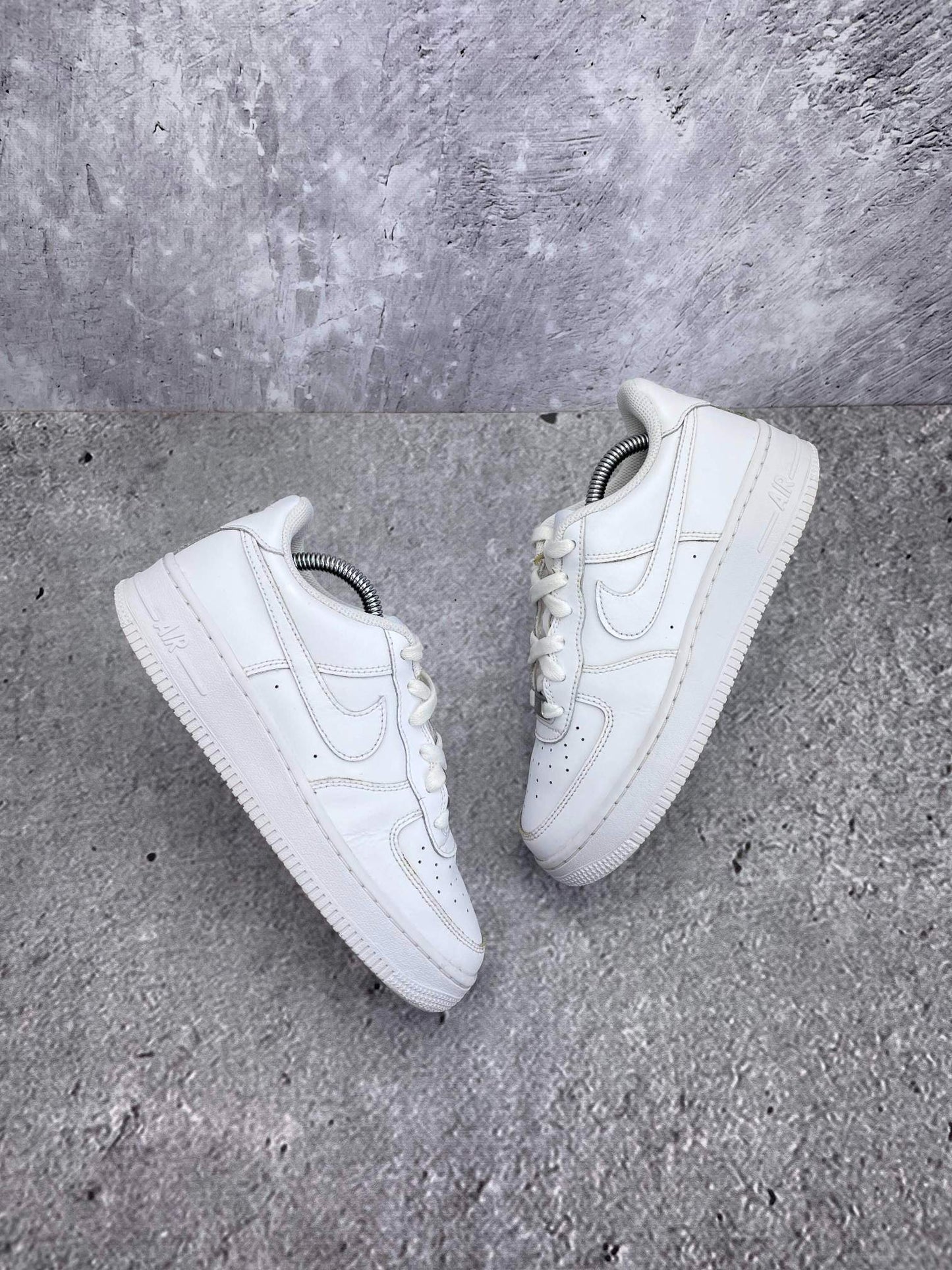Nike Air Force 1 Low Triple White — buty sportowe damskie w bardzo dobrym stanie rozmiar 37.5, widok z góry na zewnętrzną stronę butów