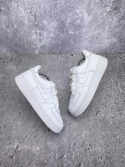 Nike Air Force 1 Low Triple White — buty sportowe damskie w bardzo dobrym stanie rozmiar 37.5, widok z góry na zewnętrzną stronę butów