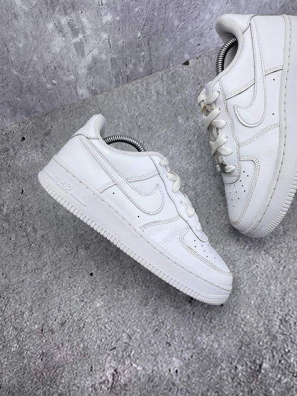 Nike Air Force 1 Low Triple White — buty sportowe damskie w bardzo dobrym stanie rozmiar 37.5, zewnętrzny panel prawego buta