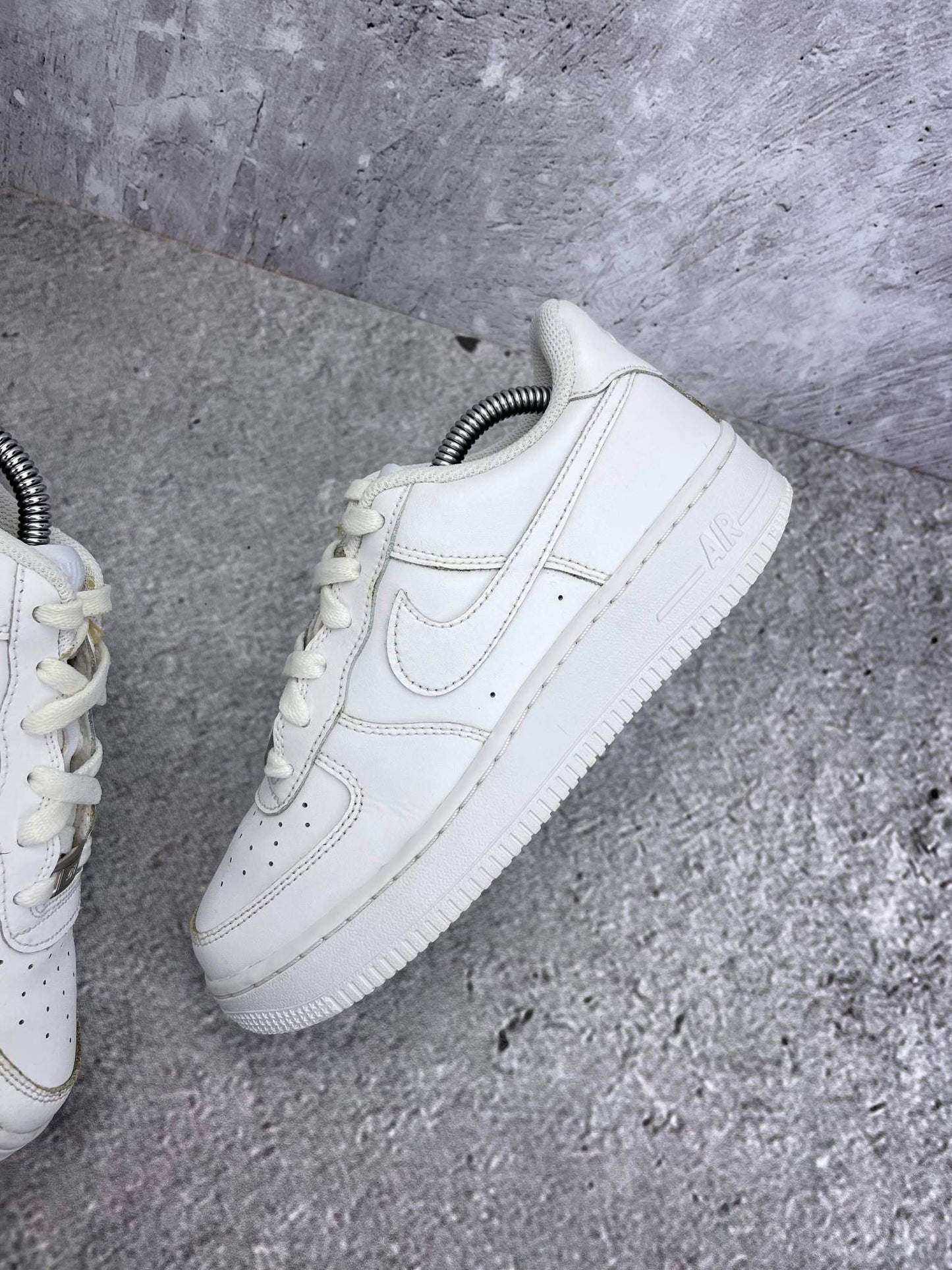 Nike Air Force 1 Low Triple White — buty sportowe damskie w bardzo dobrym stanie rozmiar 37.5, zewnętrzny panel lewego buta