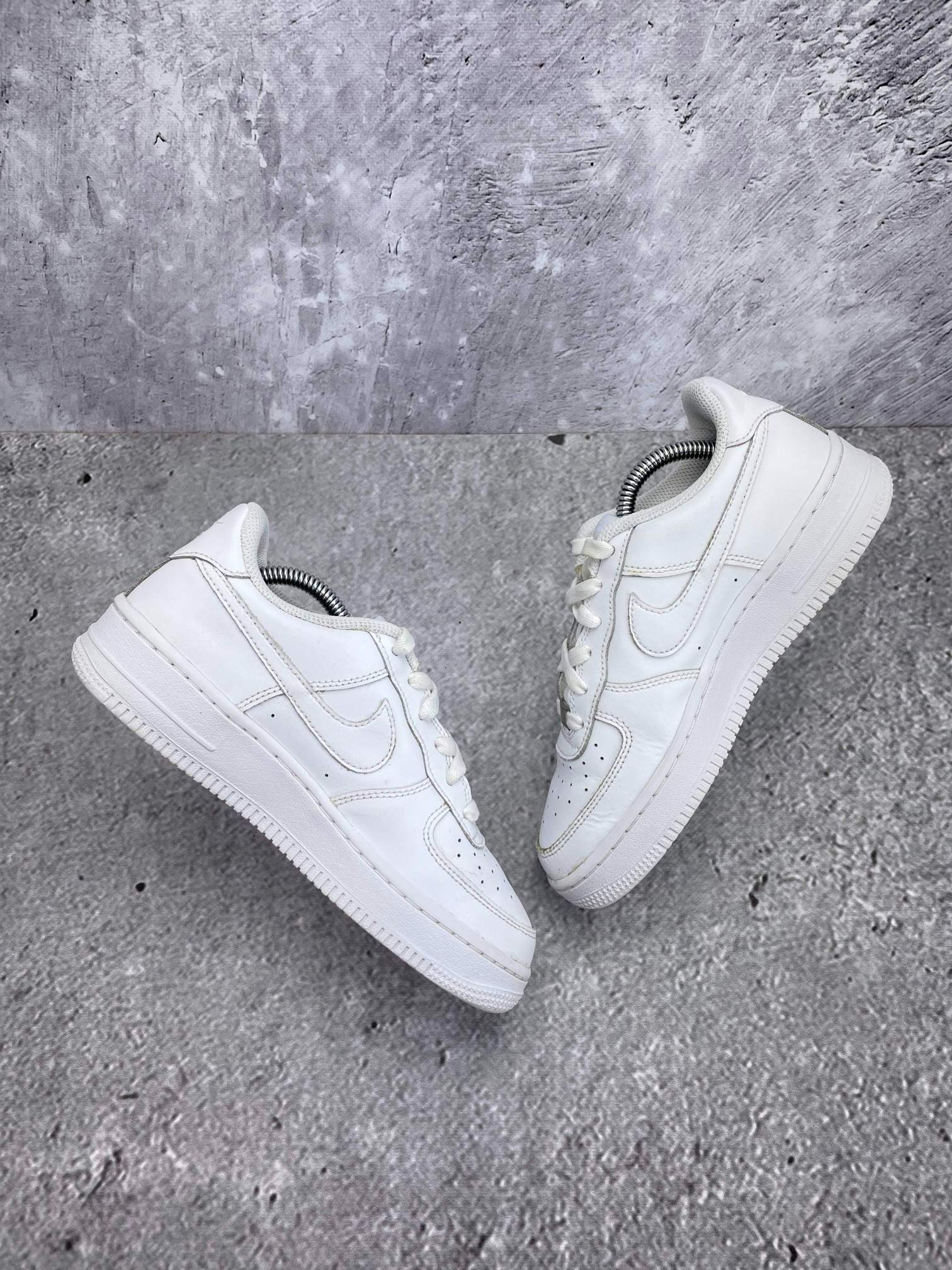Nike Air Force 1 Low Triple White — buty sportowe damskie w bardzo dobrym stanie rozmiar 37.5, widok z góry na wewnętrzną stronę butów