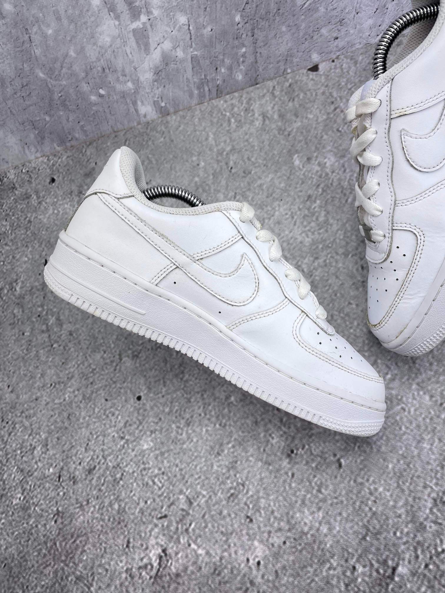 Nike Air Force 1 Low Triple White — buty sportowe damskie w bardzo dobrym stanie rozmiar 37.5, wewnętrzny panel lewego buta
