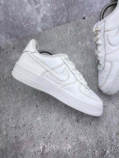 Nike Air Force 1 Low Triple White — buty sportowe damskie w bardzo dobrym stanie rozmiar 37.5, wewnętrzny panel lewego buta