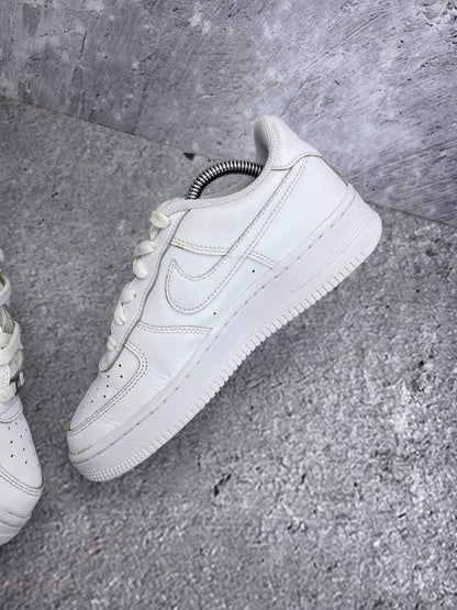Nike Air Force 1 Low Triple White — buty sportowe damskie w bardzo dobrym stanie rozmiar 37.5, wewnętrzny panel prawego buta
